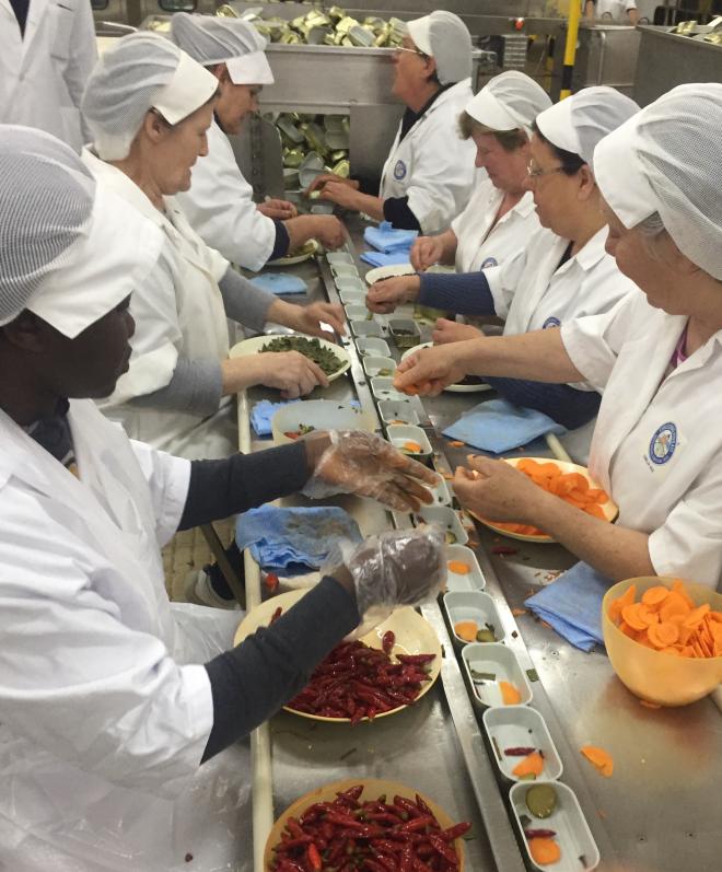 Sowohl die Sardinen als auch das Gemüse werden bei Nuri händisch von den Mitarbeiterinnen in die Konserven eingelegt. Sowohl die Sardinen als auch das Gemüse werden bei Nuri händisch von den Mitarbeiterinnen in die Konserven eingelegt.