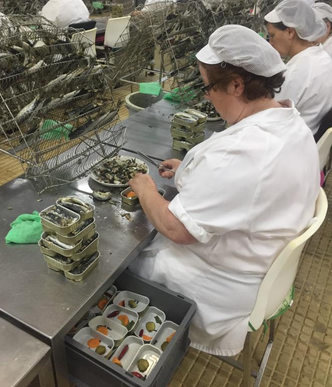 Sowohl die Sardinen als auch das Gemüse werden bei Nuri händisch von den Mitarbeiterinnen in die Konserven eingelegt.