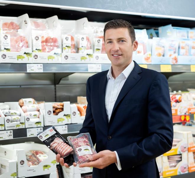 Hofer Gen.Dir. Günther Helm mit neuen FairHof-Produkten