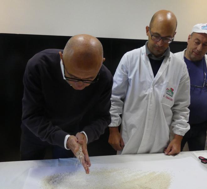 Jeden Tag um 9.15 werden bei der „Prova Risi“ diverse Packungen aus der Produktion des Vortages geprüft.