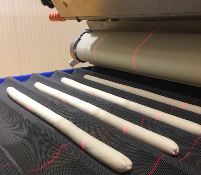 Auch wenn bei der Herstellung der Baguettes und Kaisersemmeln viel Wert auf handwerkliches Aussehen gelegt wird, so ist die Gleichmäßigkeit in der Qualität oberstes Gebot.