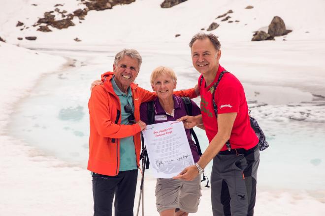 Almdudler reinigt die Berge