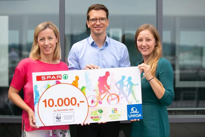 Rund 145 Mio. Schritte absolvierten die Teilnehmenden der Aktion „Schritt für Schritt!“. UNIQA und SPAR spenden dafür 10.000 Euro an den WWF Österreich. Den Scheck übergaben Filip Kisiel, MA, Projektleitung UNIQA HealthServices (m.) und Dr. Renate Fellner-Färber (l.), Leiterin des SPAR Gesundheitsmanagements, an Olivia Herzog MSc (r.), Programmleitung Nachhaltigkeit WWF Österreich.