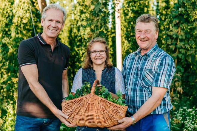 Karl Schwarz, Eigentümer und Geschäftsführer der Privatbrauerei Zwettl, Bierbrauerin Karin Thaller und Hopfenbauer Sepp Fröschl im Hopfengarten. © Philipp Lipiarski