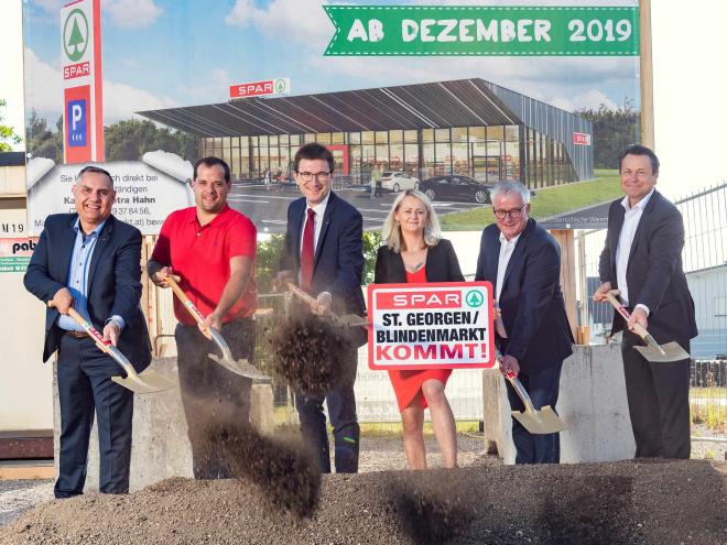 Den Spatenstich für den neuen SPAR-Supermarkt von Petra Hahn in St. Georgen setzten SPAR-Vertriebsleiter Wolfgang Helm, Bgm. Christoph Haselsteiner (Marktgemeinde St. Georgen am Ybbsfelde), SPAR-Geschäftsführer Mag. Alois Huber, SPAR-Kauffrau Petra Hahn, Bgm. Franz Wurzer (Marktgemeinde Blinden-markt) und Architekt DI Gerhard Mirth.