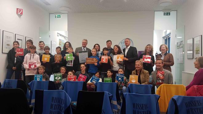 Vöslauer erklärt Schülern die SDGs