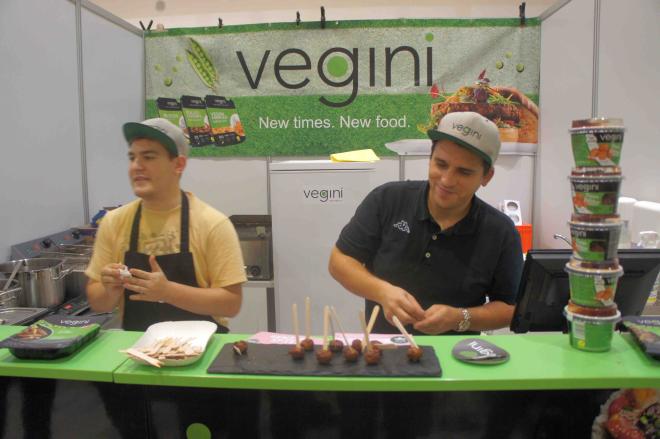 Das VeggieMeat-Foodtruck-Team hatte am Messestand, bei dem es Burger, Wraps und Co mit vegini Produkten zum Verkosten und Kaufen gab, alle Hände voll zu tun. 