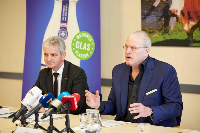 Josef Braunshofer, Geschäftsführer der Berglandmilch und Alexander Egit, Greenpeace-Chef Österreich