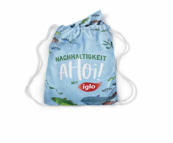 Iglo Starndbeutel, das ein Badetuch aus recycelten Plastikflaschen ist