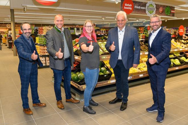 Penny Rayonsleiter Gerald Kalchauer, Bürgermeister Thomas Punkenhofer, Filialleiterin Silvia Weinstabl, Vizebürgermeister Franz Aigenberger und Verkaufsleiter Robert Pöchacker