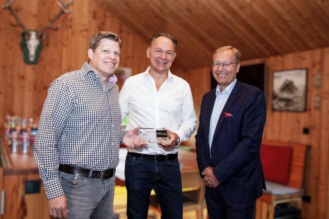 (v. l. n. r.): Claus Hofmann-Credner (Marketingleiter bei Almdudler), Gerhard Schilling (Geschäftsführer von Almdudler) und Prof. Dr. Werner Beutelmeyer (Institutsvorstand und Eigentümer des market instituts) bei der Übergabe des Customer Excellence Awards 2020