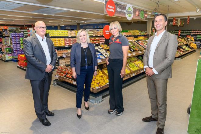 PENNY Vertriebsleiter Niko Karras, Rayonsleiterin Anita Leitner, Filialleiterin Elsbeth Stübler und Verkaufsleiter Patrik Opressnig