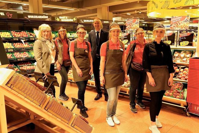 Geschäftsleiter Kurt Fleckinger und sein Team freuen sich über den topmodernen Markt.