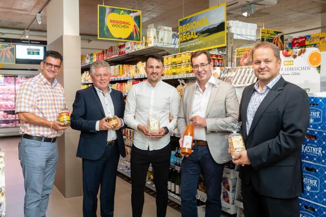 v. l. Thomas H. Kuss, viktoriabau, Billa Vertriebsmanager Hannes Gruber, Billa Marktmanager Haso Besic, Vizebürgermeister Andreas Hasenöhrl, Billa Regionalmanager Walter Ochsenhofer.