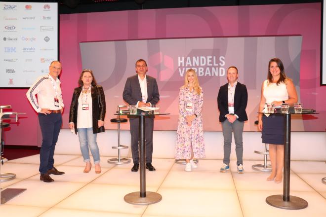 Die Diskutanten rund um die e-Commerce-Studie, v.l.: Harald Gutschi (Unito), Sonja M- Lauterbach (EPU Österreich), Peter Umundum (Post), Stephanie Reimann (Lagerhaus e Commerce), Gerald S. Eder (CRIF), Moderatorin Réka Artner. Die Diskutanten rund um die e-Commerce-Studie, v.l.: Harald Gutschi (Unito), Sonja M- Lauterbach (EPU Österreich), Peter Umundum (Post), Stephanie Reimann (Lagerhaus e Commerce), Gerald S. Eder (CRIF), Moderatorin Réka Artner.