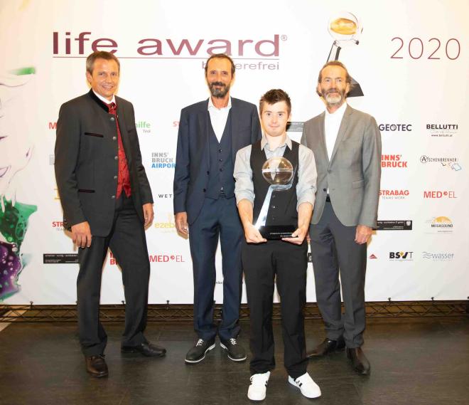 life award barrierefrei -  Bürgermeister Michael Kluibenschädel (Gemeinde Mötz), Geschäftsführer Peter Paul Mölk (MPreis), lebensM Mitarbeiter Domenico Frischmann,  Dr. Peter Heidler (ehrenamtlicher Präsident der Lebenshilfe Tirol)