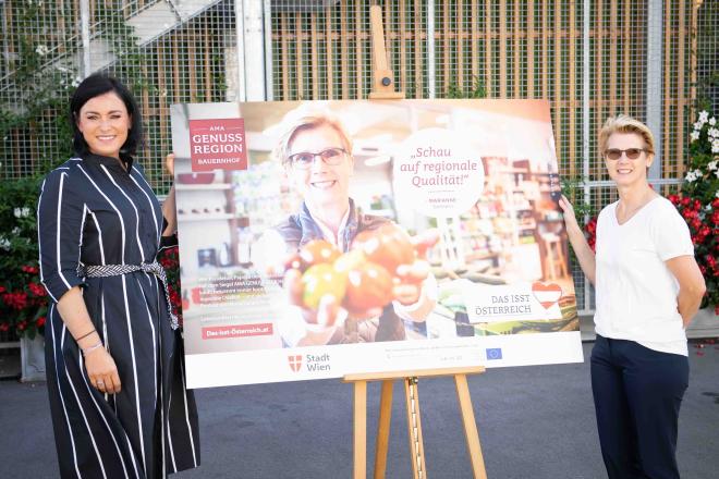 Bundesministerin Elisabeth Köstinger (li.) mit einer Gärtnerin und dem neuen Plakat