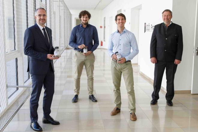  (v.l.): VIVATIS-Vorstandsvorsitzender Gerald Hackl, Michael Forster und Simon Weinberger (beide Gründer ECOFLY), TKV OÖ-Geschäftsführer Friedrich Hausberger