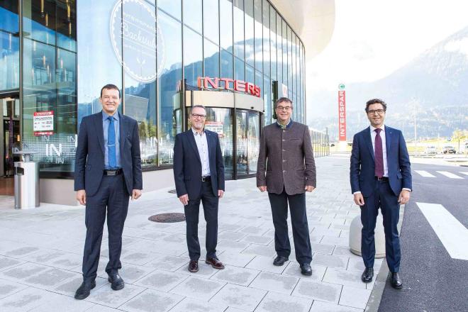 (v.l.n.r.) Geschäftsleiter Ernst Ebenberger, Regionaldirektor Robert Marko, Bürgermeister Ing. Andreas Pfurner und Interspar Österreich Geschäftsführer Mag. Markus Kaser dem neuen Interspar-Hypermarkt. 