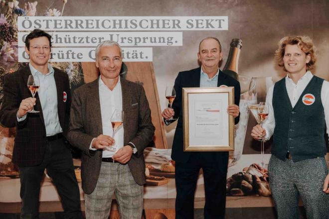 v.l.: Mag. Benedikt Zacherl, Österreichisches Sektkomitee; Rainer Pariasek, ORF Fussball-Moderator, Herbert Prohaska, Fußballlegende und Sektbotschafter; Michael Malat, Winzer und Sekthersteller.
