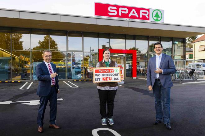 Spar-Vertriebsleiter Josef Schroll, Marktleiterin Barbara Bayraktar und der Wolkersdorfer Bürgermeister Dominic Litzka, freuten sich über die gelungene Eröffnung.