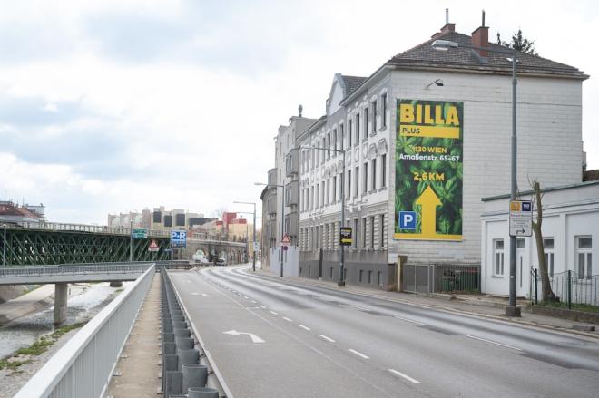 Neue Schilder führen zu den Billa Plus Märkten Neue Schilder führen zu den Billa Plus Märkten