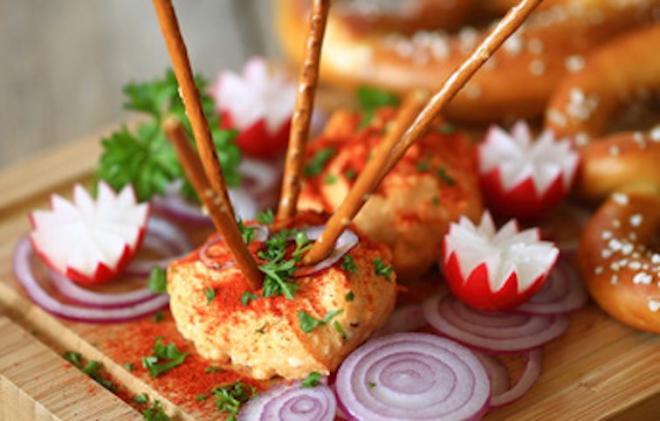 Obazda ist eine besondere Spezialität aus Bayern, basierend auf reifem Weißschimmelkäse, der mit Butter und Gewürzen mit den Händen „gemanscht“ wird.