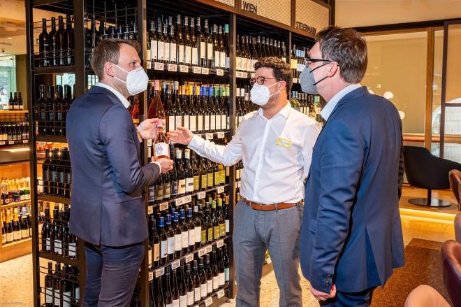 v.l.: Eric Scharnitz (BILLA Vertriebsdirektor), Rafael Giraldo-Salcedo (BILLA Corso Marktmanager) und Jürgen Marker (BILLA Vertriebsmanager) sind begeistert vom exklusiven Sortiment.