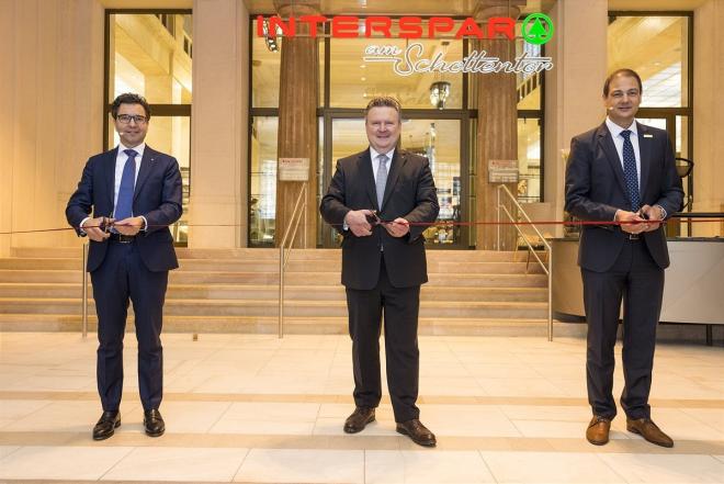Eröffnung Interspar am Schottentor: Mag. Markus Kaser, Spar-Vorstand, Bürgermeister Michael Ludwig, Mag. Johannes Holzleitner, Interspar-Vorstand