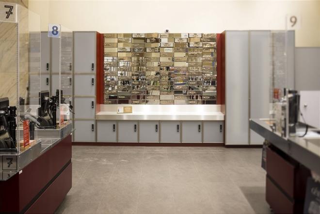 Kassenausgang mit dekorativen Schließfächern aus der Zeit der Gründung 1912