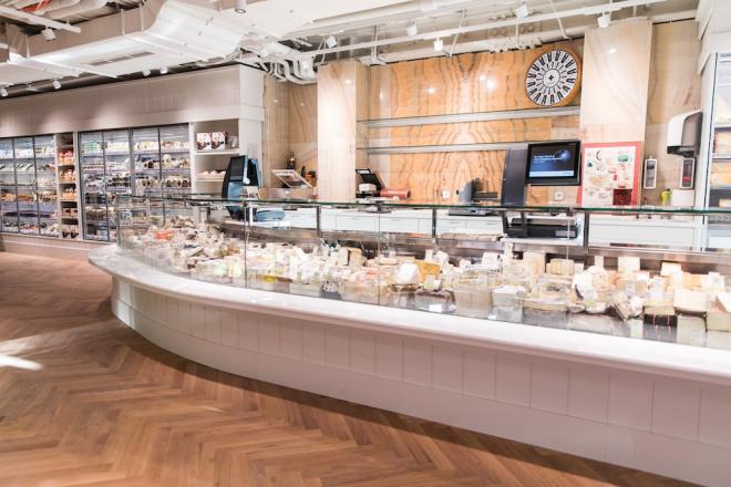 Die Käsetheke mit bekanntem Hintergrund