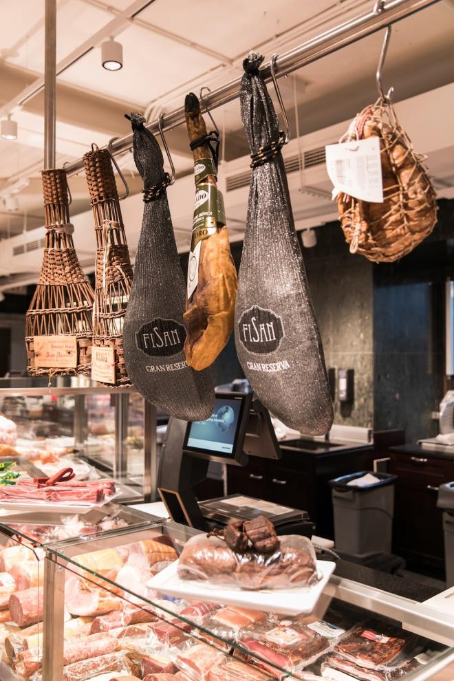 Wurstabteilung mit Spezialitäten