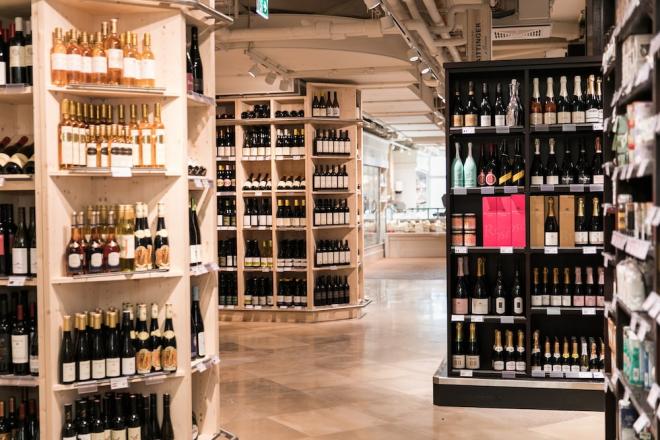 Weinabteilung im ersten Stock