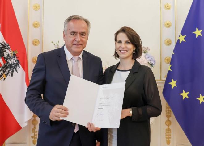 KommR Ing. Josef Simon, Vorstand der NÖM AG; Mag.a Karoline Edtstadler, Bundesministerin für EU und Verfassung;