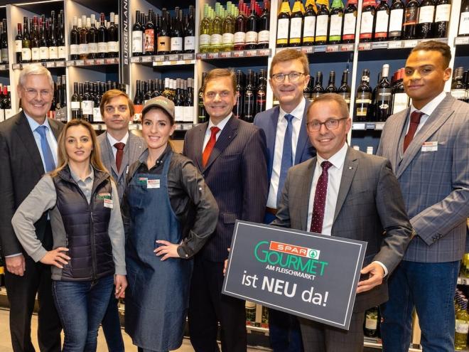 Stellvertretender Vorstandsvorsitzender Hans K. Reisch, Obst- & Gemüse-Abteilungsleiterin Imedzilij Kaliki, Marktleiter Stefan Unger, Feinkost-Abteilungsleitung Adelina Staraveci, Vorstandsvorsitzender Fritz Poppmeier, Spar-Geschäftsführer Alois Huber, Spar-Verkaufsleiter Josef Schroll und Marktleiter Stv. Manfredo Tabor