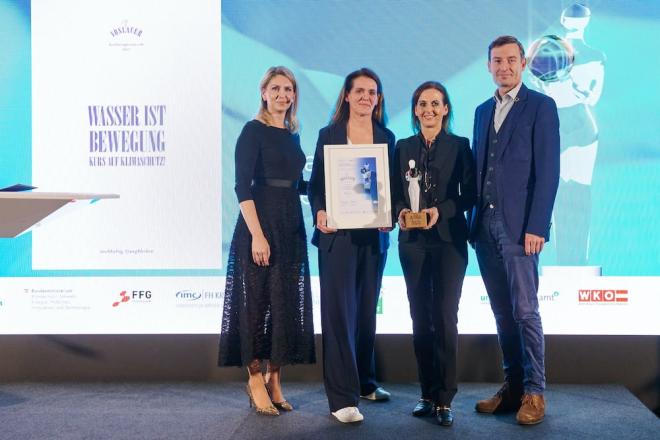 ASRA Award: v. l. n. r. Laudatorin Susanna Gross mit Vöslauer Geschäftsführerin Birgit Aichinger, Mirjam Ernst (Leiterin Corporate PR & Nachhaltigkeit) und Geschäftsführer Herbert Schlossnikl.