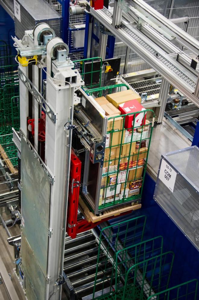 Rollcontainer im Zentrallager in Wels