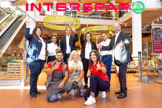 Das Interspar-Team in der Sandleitengasse freut sich zusammen mit Interspar Österreich Geschäftsführer Mag. Johannes Holzleitner (3.v.l.), Interspar-Regionaldirektorin Renate Rödig (3.v.r.) und Geschäftsleiter Interspar Sandleitengasse Christian Krammer (r.).