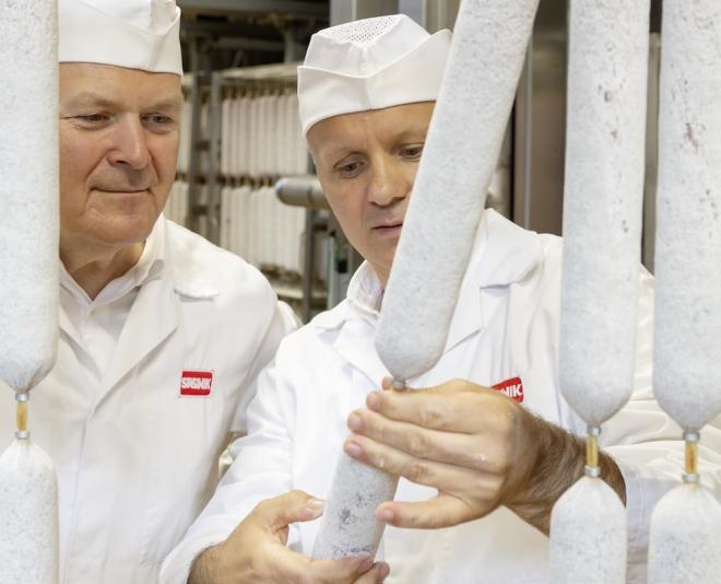 Dr. Franz Radatz und Stastnik Salami-Meister Dragan Petrovic bei der Qualitätskontrolle