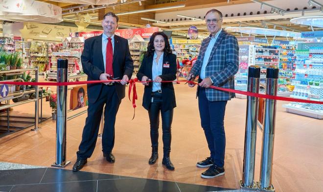 v.l.n.r: INTERSPAR-Regionaldirektor Andreas Mark, Geschäftsleiterin INTERSPAR-Hypermarkt Bürs Birgit Köpf und INTERSPAR-Geschäftsführer-Stellvertreter Dietmar Steiner eröffnen den INTERSPAR-Hypermarkt in Bürs.