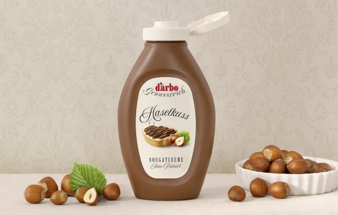 Mit einer verführerischen Nougatcreme ohne Palmöl in der praktischen Squeeze-Flasche lässt Darbo in die Welt besonderer „GeNüsse“ eintauchen.