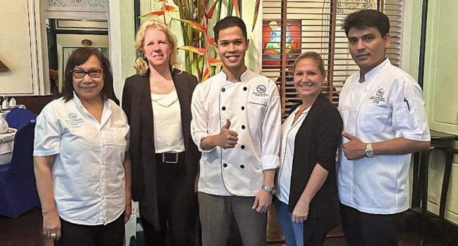 „Madame“ Nooror Somany Steppe (li.) bietet gemeinsam mit ihrem kompetenten Team spannende Einblicke in die thailändische Küche. „Madame“ Nooror Somany Steppe (li.) bietet gemeinsam mit ihrem kompetenten Team spannende Einblicke in die thailändische Küche.