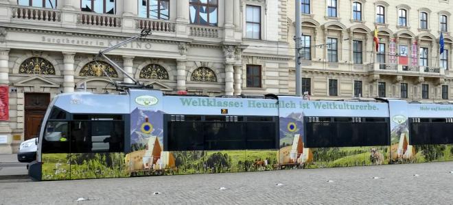 ch feiert die außergewöhnliche Auszeichnung in ihrer Frühjahrskampagne.