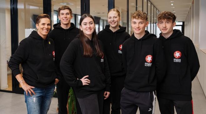 Die MaxiNutrition Nachwuchsklasse mit Michaela Dorfmeister (v.l.n.r.): Anton Messeritsch (Segeln), Lena Grabowski (Schwimmen), Sina Höllerl (Basketball), Raphael Kokas (Bahnrad) und Julian Rzihauschek (Tischtennis). 