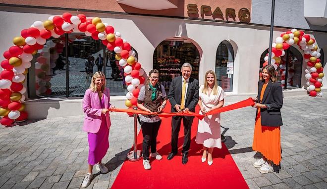 Nach 70 Jahren wurde der SPAR-Gründermarkt in Kufstein rundum modernisiert. SPAR-Vorstandsvorsitzender KR Hans K. Reisch schnitt gemeinsam mit Marktleiterin Marina Feichtner (links) und Geschäftsführerin Patricia Sepetavc (rechts) das Band bei der Neueröffnung durch. Töchter Tina und Lena Reisch feierten ebenfalls mit.