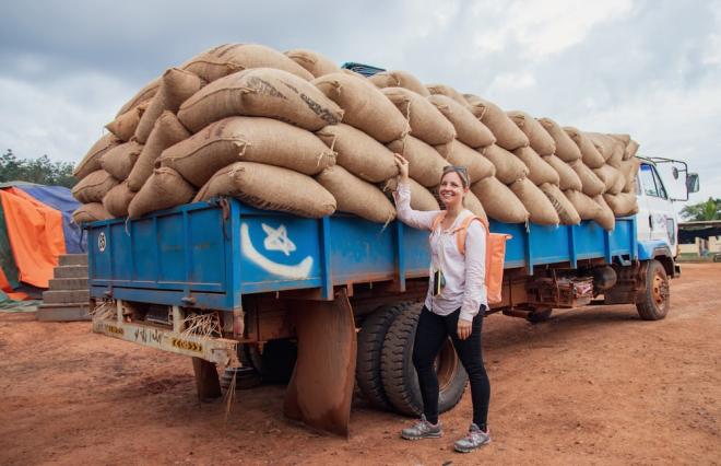 Karin Steinhart vor Ort in Elfenbeinküste beim Fairtrade-Kakaoanbau.
