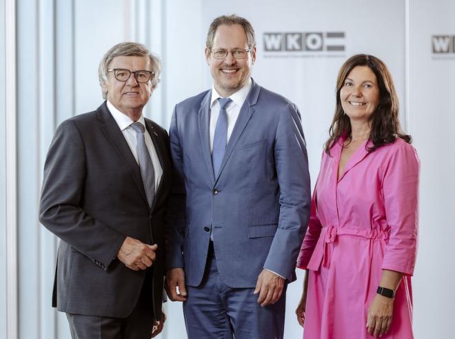 v.l.: Gerhard Wohlmuth vom Weingut Wohlmuth in der Steiermark, Dr. Rainer Trefelik und Melanie Eckhardt von der Firma Bürstenerzeugung Melanie Eckhardt.