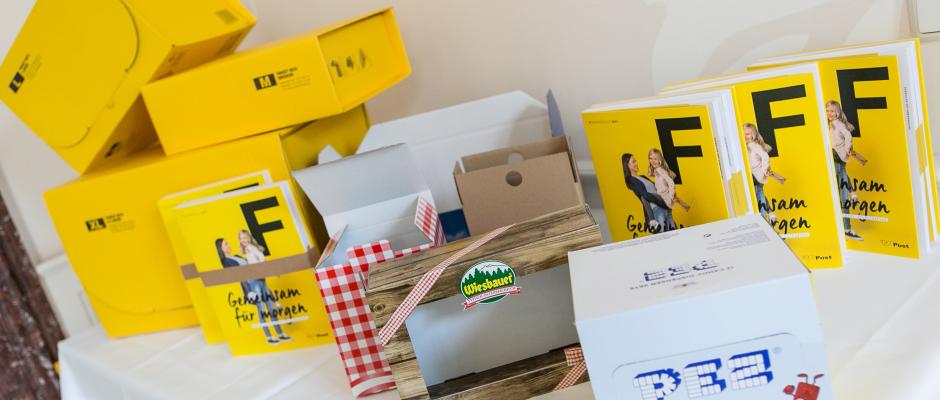 Pakete und Verpackung aus Wellpappe