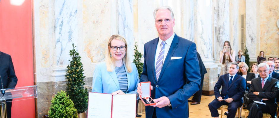 Mag. Peter Franzmair wird von Bundesministerin Margarete Schramböck geehrt.