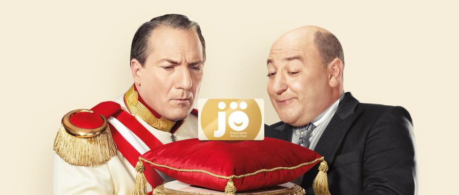 Seine Majestät „Robert Heinrich I.“, Robert Palfrader, und sein Obersthofmeister „Seyffenstein“, Rudi Rubinek, stellen den ÖsterreicherInnen in der Werbung die neue jö Bonus Club Karte vor. © UÖBC